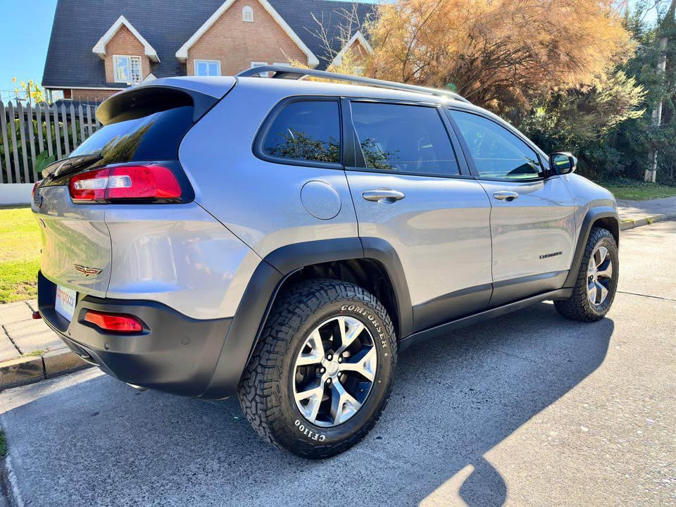 Jeep Cherokee — foto 3 de 20
