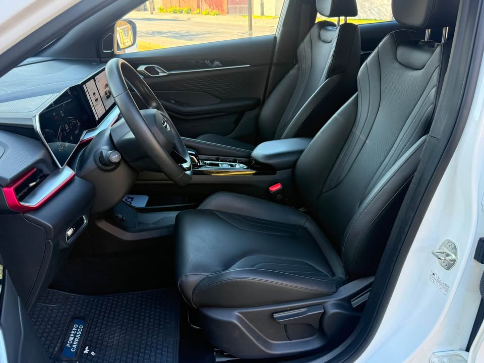 Geely Coolray — foto 19 de 20