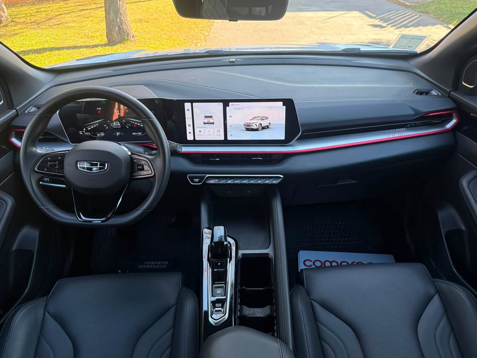 Geely Coolray — foto 17 de 20