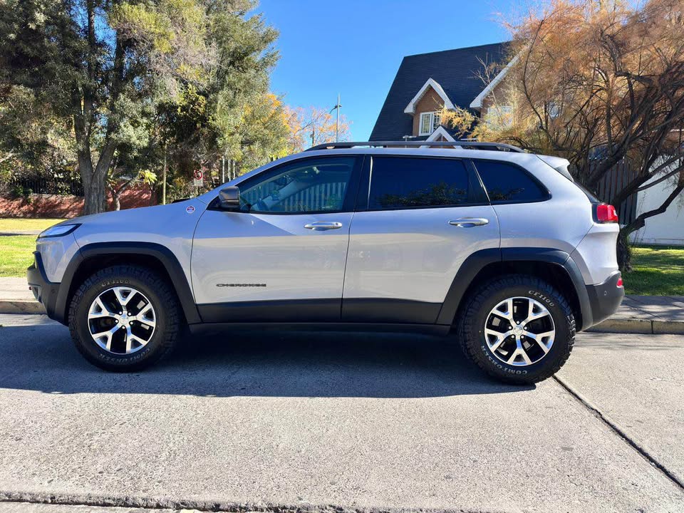 Jeep Cherokee — foto 5 de 20