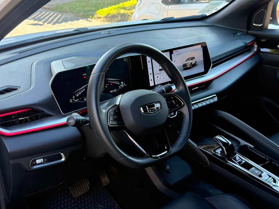 Geely Coolray — foto 18 de 20