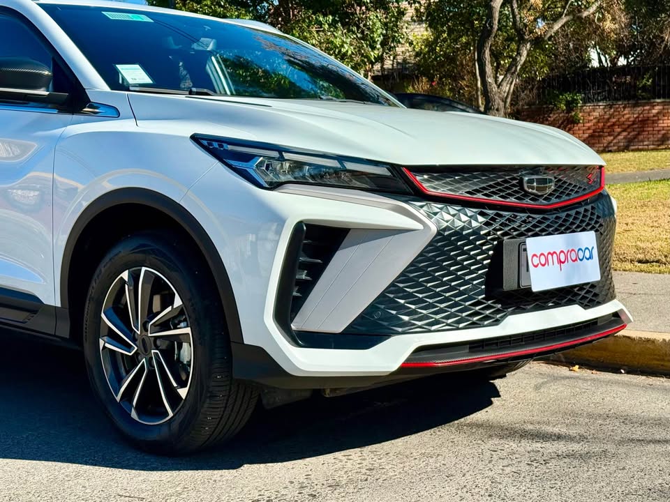 Geely Coolray — foto 8 de 20