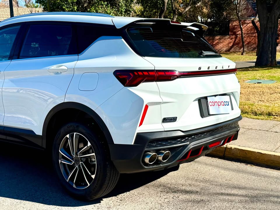 Geely Coolray — foto 11 de 20