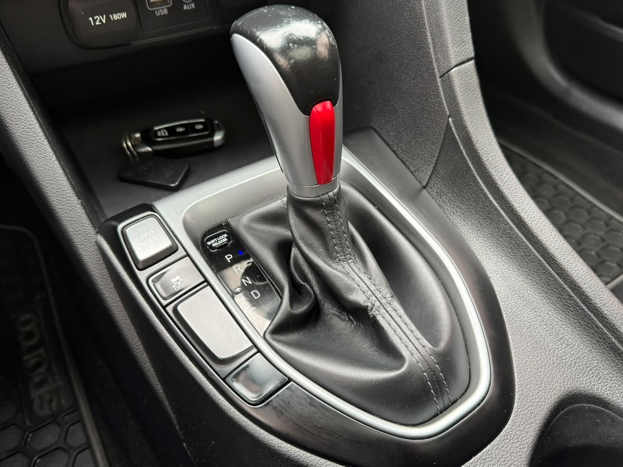 Hyundai Veloster — foto 15 de 21