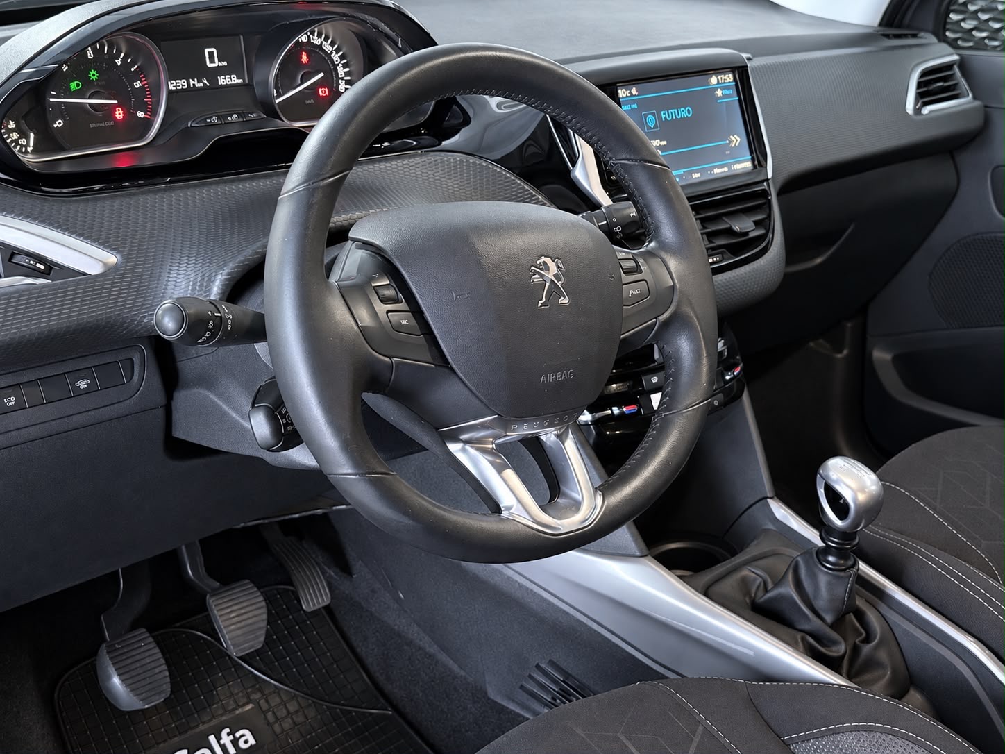 Peugeot 2008 — foto 12 de 15