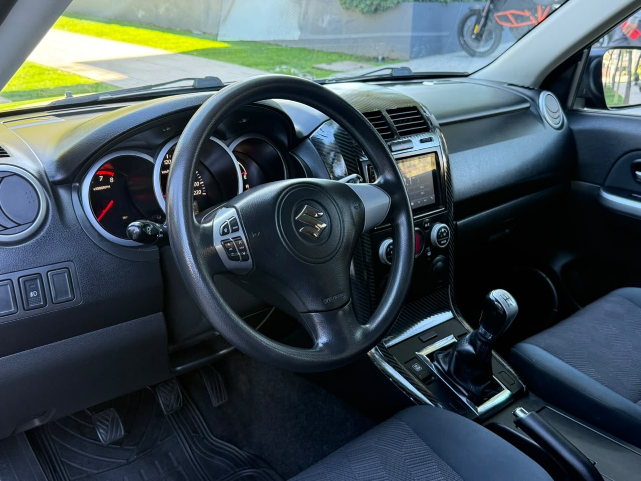 Suzuki Grand Nomade — foto 15 de 15