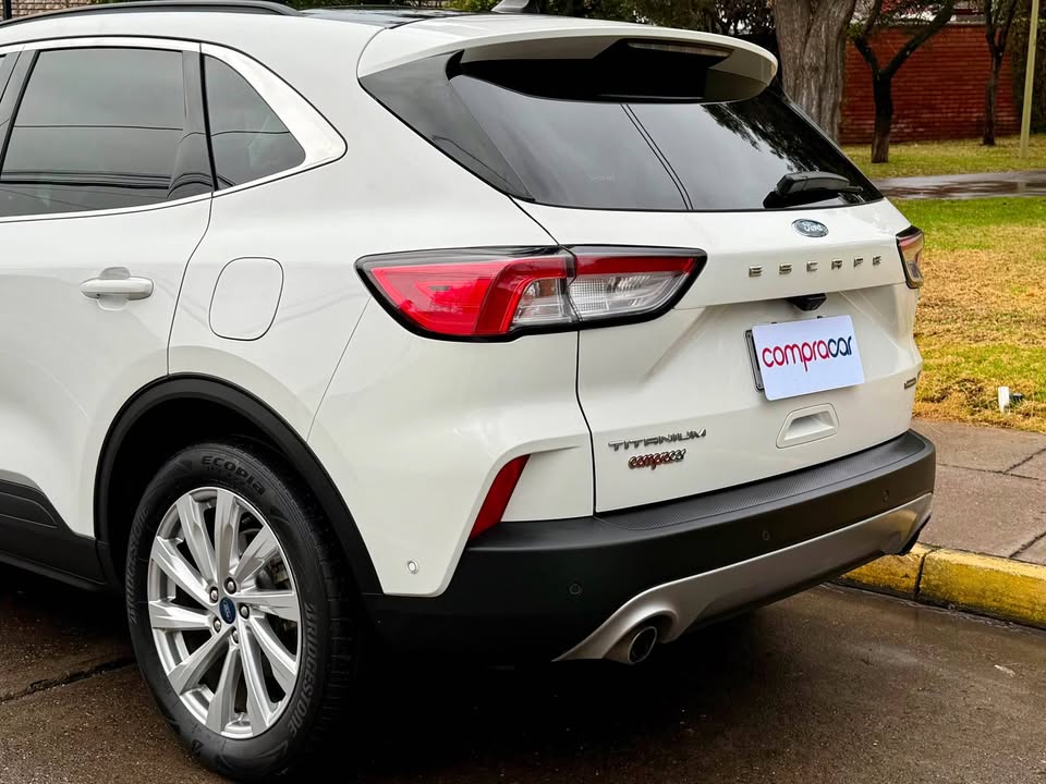 Ford Escape — foto 10 de 20