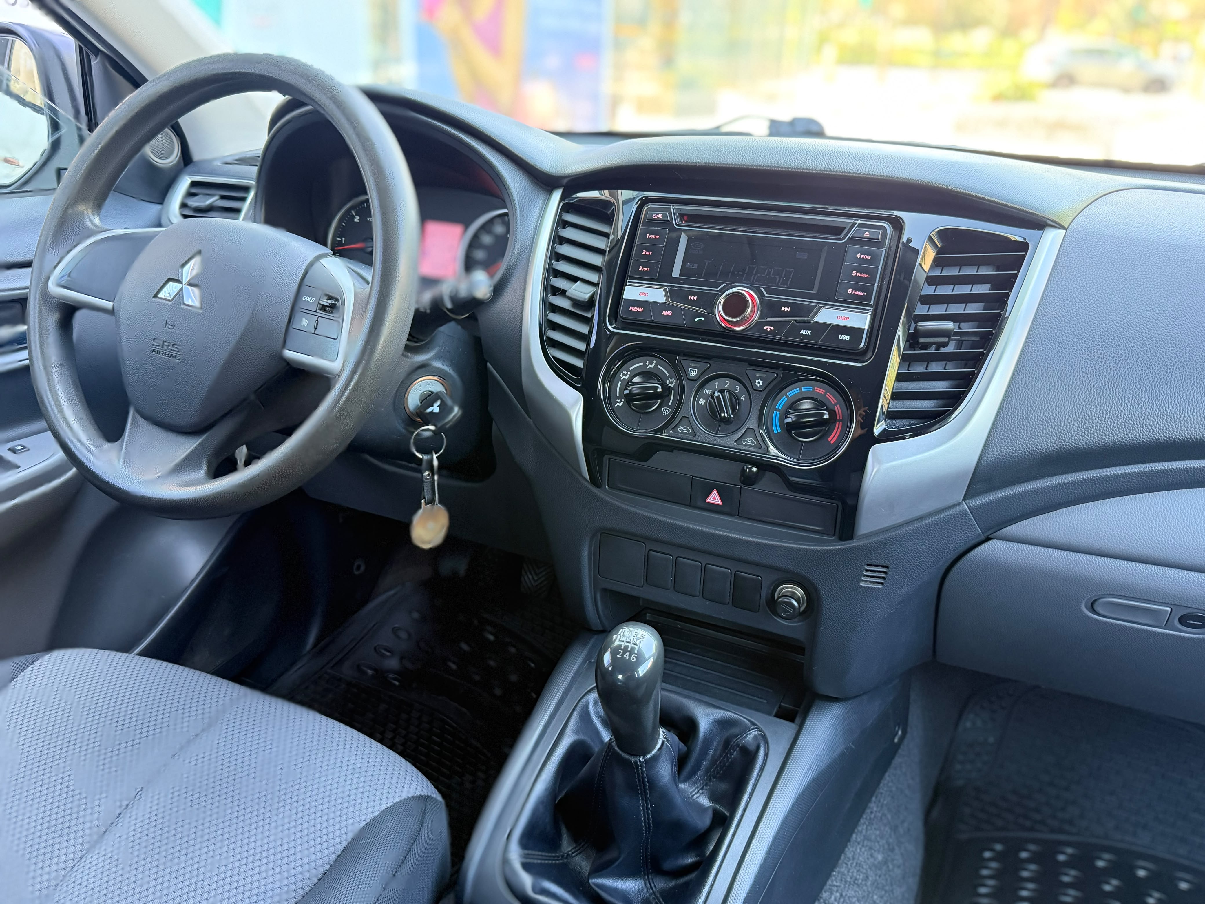 Mitsubishi L200 — foto 11 de 15