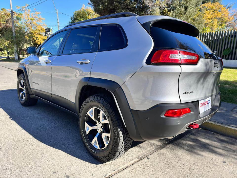Jeep Cherokee — foto 4 de 20