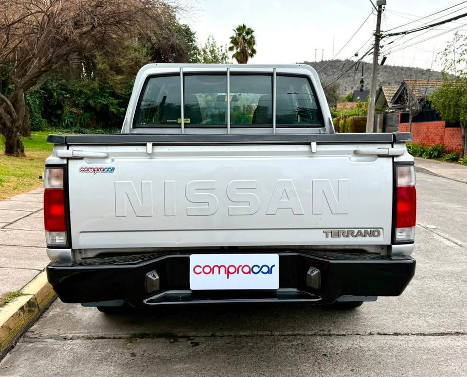 Nissan Terrano — foto 10 de 20