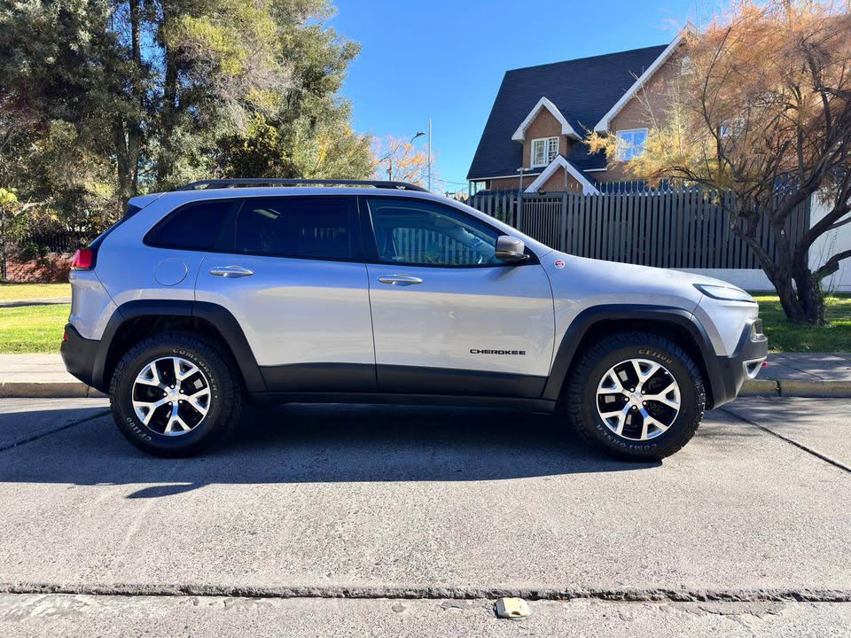 Jeep Cherokee — foto 6 de 20