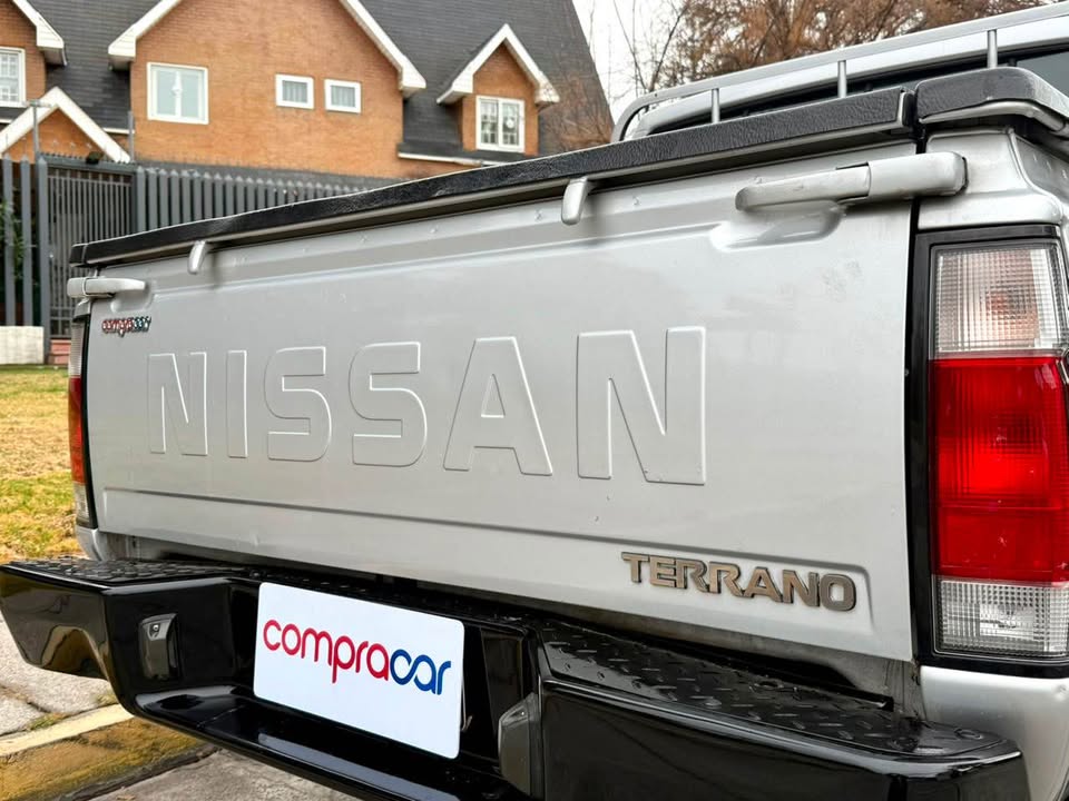 Nissan Terrano — foto 11 de 20